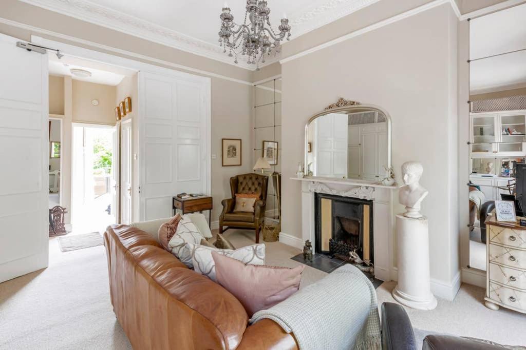 Beautiful Studio With Private Outside Terrace Lägenhet Bath Exteriör bild